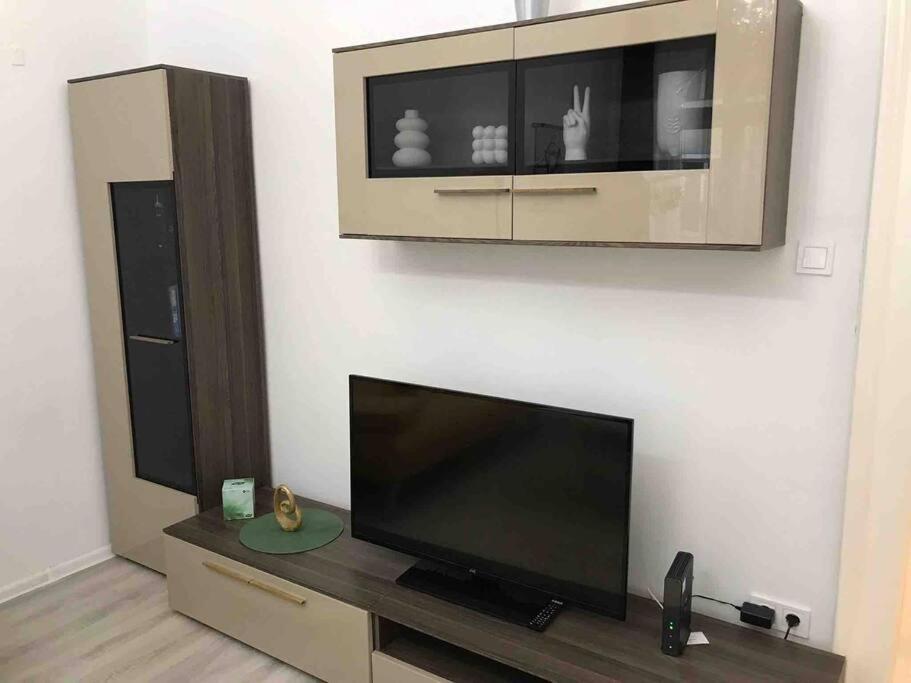 Perfect Location,Newly Decorated Modern, Large Place 60 M2, Really Quiet So You Can Have A Good Night Sleep, Ac, Netflix, Smart Tv, High-Speed Internet, World Famous New York Cafe Only 10 Minutes Walk Будапешт Экстерьер фото