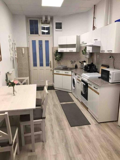 Perfect Location,Newly Decorated Modern, Large Place 60 M2, Really Quiet So You Can Have A Good Night Sleep, Ac, Netflix, Smart Tv, High-Speed Internet, World Famous New York Cafe Only 10 Minutes Walk Будапешт Экстерьер фото