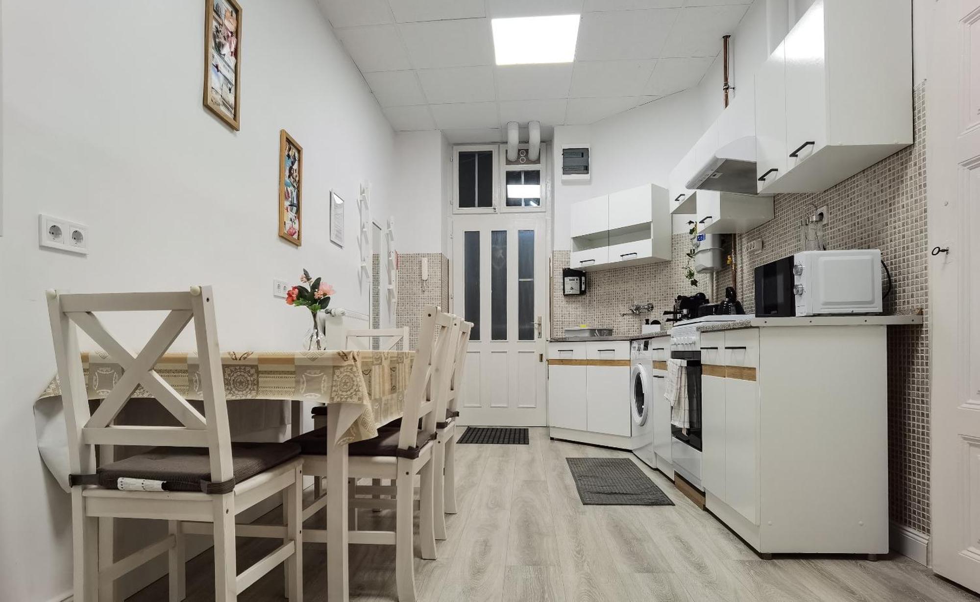 Perfect Location,Newly Decorated Modern, Large Place 60 M2, Really Quiet So You Can Have A Good Night Sleep, Ac, Netflix, Smart Tv, High-Speed Internet, World Famous New York Cafe Only 10 Minutes Walk Будапешт Экстерьер фото