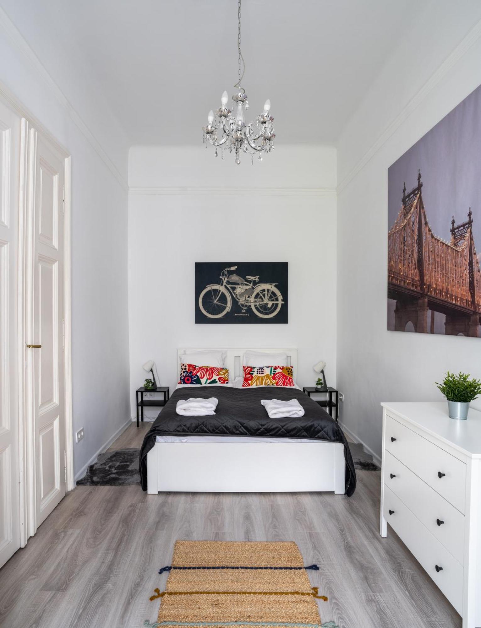 Perfect Location,Newly Decorated Modern, Large Place 60 M2, Really Quiet So You Can Have A Good Night Sleep, Ac, Netflix, Smart Tv, High-Speed Internet, World Famous New York Cafe Only 10 Minutes Walk Будапешт Экстерьер фото